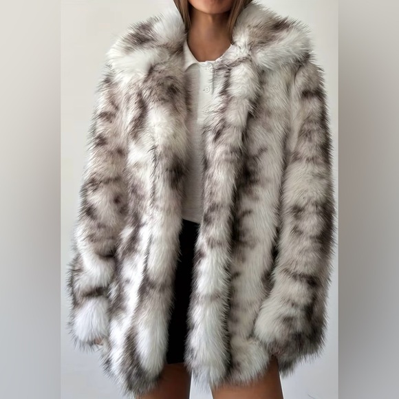 Jackets & Blazers - Elegant Faux Fur Coat in Gray and White
